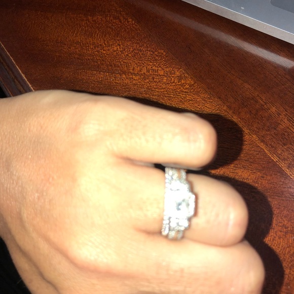 Vera Wang Bridal Set - Picture 3 of 5